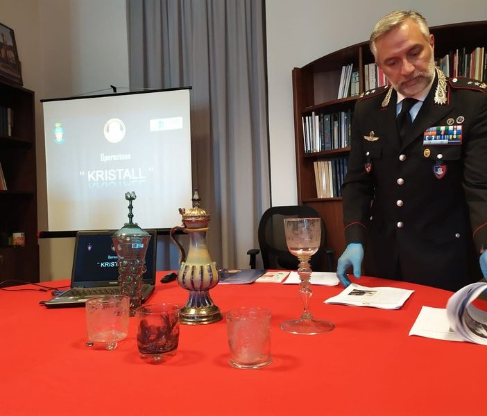 Nell'immagine, risalente al luglio 2020, il comandante del Nucleo torinese dei carabinieri per la Tutela del Patrimonio Culturale con le opere d'arte rinvenute Nell'immagine, risalente al luglio 2020, il comandante del Nucleo torinese dei carabinieri per la Tutela del Patrimonio Culturale con le opere d'arte rinvenute