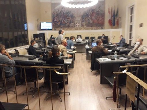 Un momento del concitato Consiglio comunale della scorsa settimana, coi soli consiglieri di minoranza &quot;in presenza&quot; e tutta la maggioranza in videocollegamento