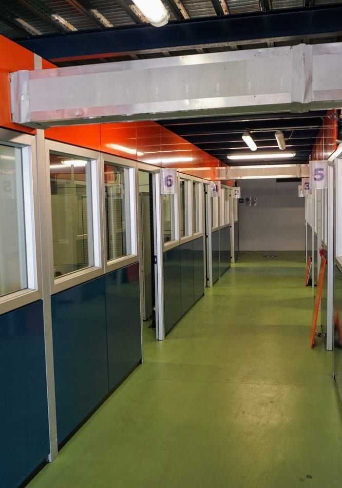 Le cabine vaccinali dell'hub astigiano di via Guerra