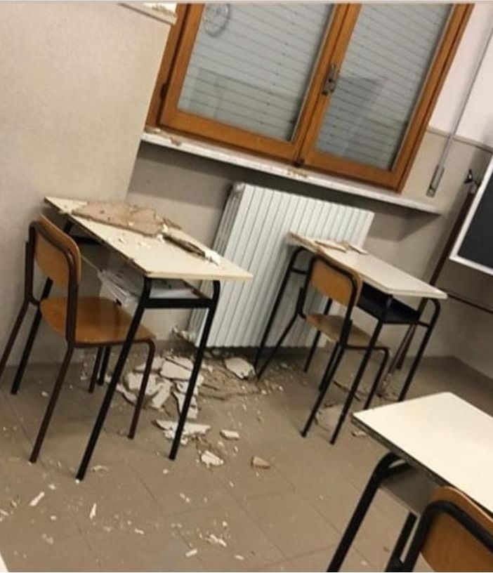Una bufala i calcinacci nella succursale del Monti. Il preside Marino: &quot;Solo polistirolo della controsoffittatura&quot;