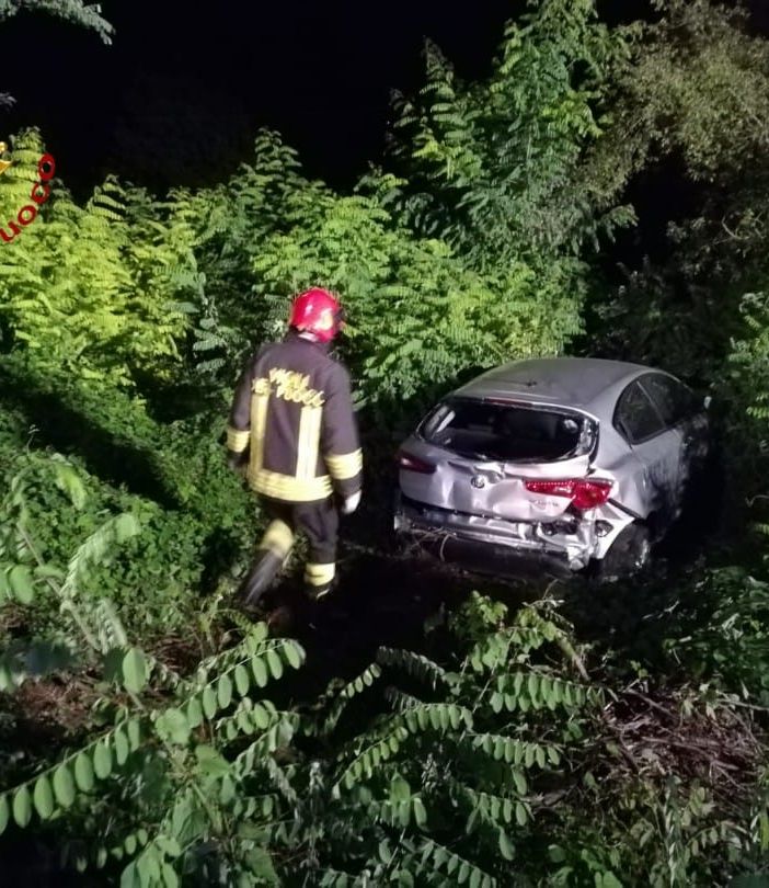 Incidente a Camerano Casasco, auto finisce in una scarpata