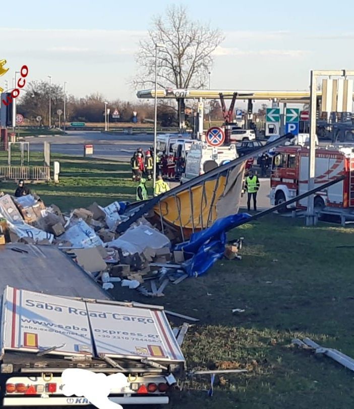 Incidente oggi sulla A21 all'altezza dell'autogrill di Villanova. Tir finisce in un prato