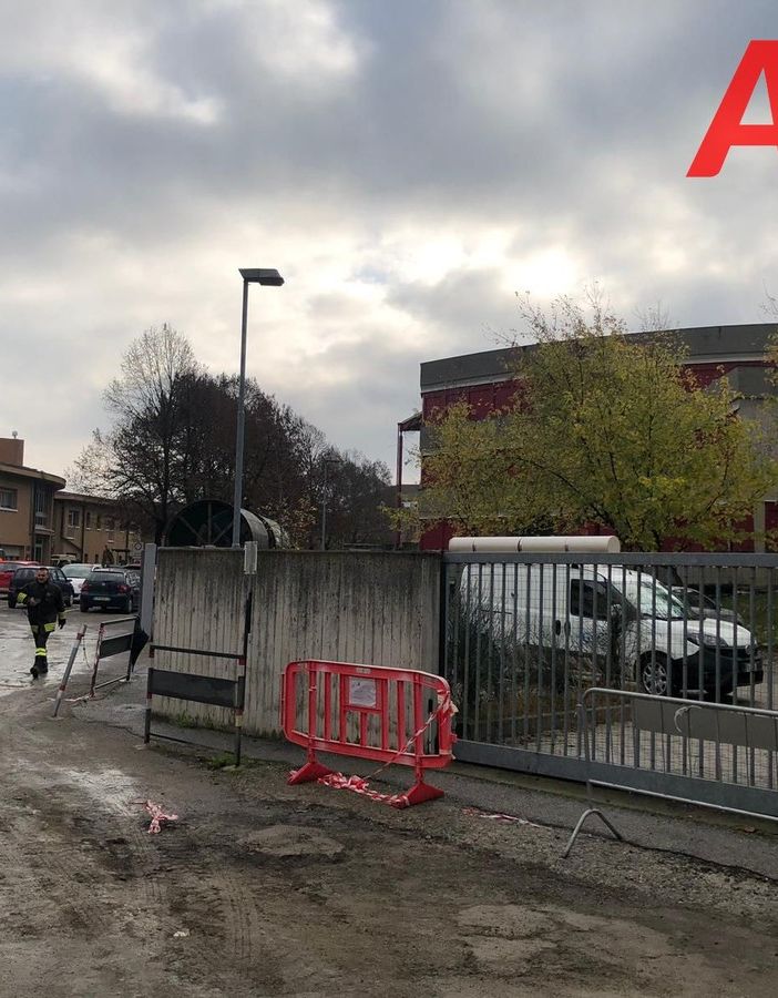 A Canelli tecnici al lavoro per il guasto che ieri ha provocato una fuga di gas. Il Pellati oggi rimarrà chiuso