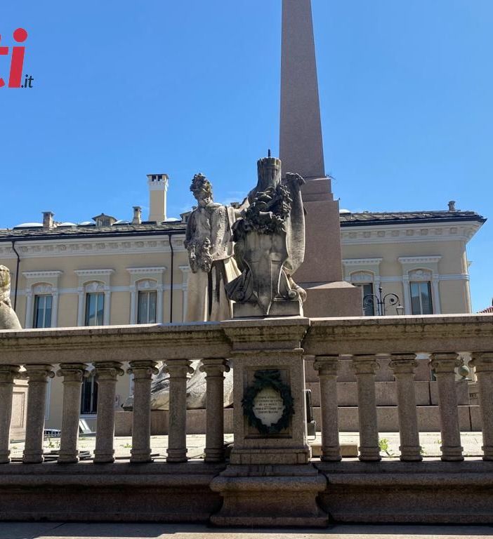 Danneggiamenti al monumento di piazza Roma: i responsabili individuati dalle telecamere