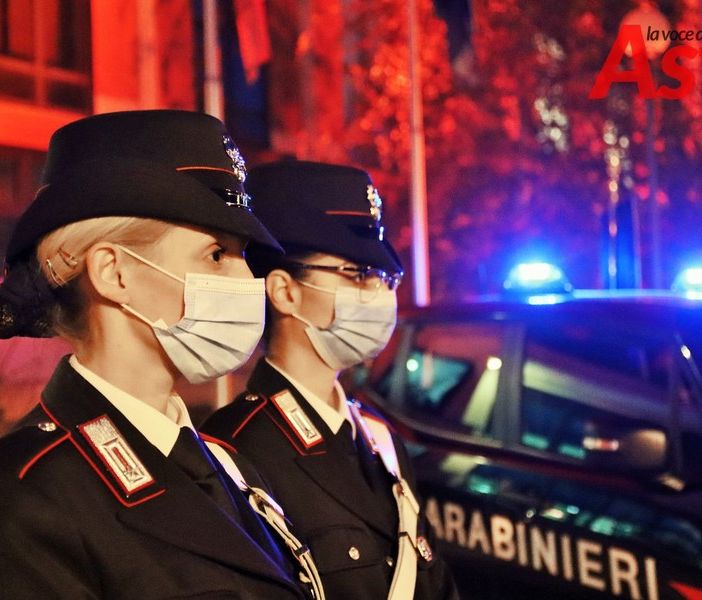 Carabinieri di Asti, fuori la caserma con la macchina di sfondo