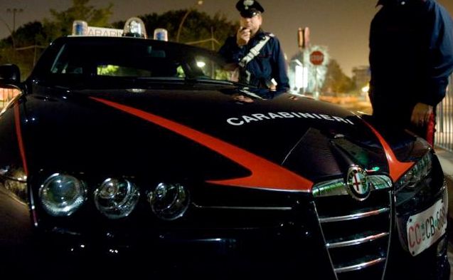 Foto notturna di una pattuglia dell'Arma dei carabinieri