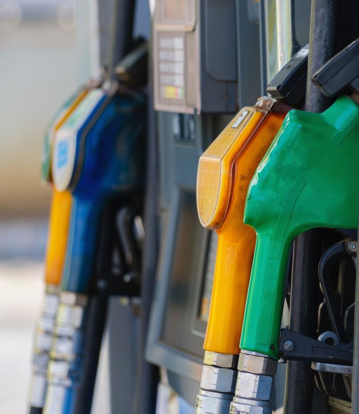 Da domani verranno esposti i prezzi medi dei carburanti: oggi ad Asti verde a 1,88 e diesel a 1,74 euro