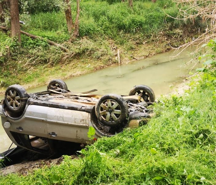 Carcassa di auto recuperata da volontari Protezione civile