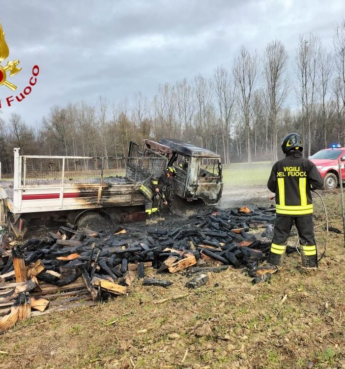 A Isola d'Asti prende fuoco un furgone carico di legna. Lungo intervento dei vigili del fuoco di Asti