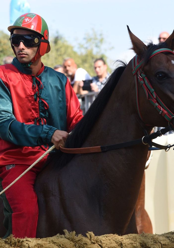 Palio di Asti: il Borgo San Pietro valuta le condizioni del suo fantino, Carlo Sanna, vincitore a Siena per l'Oca