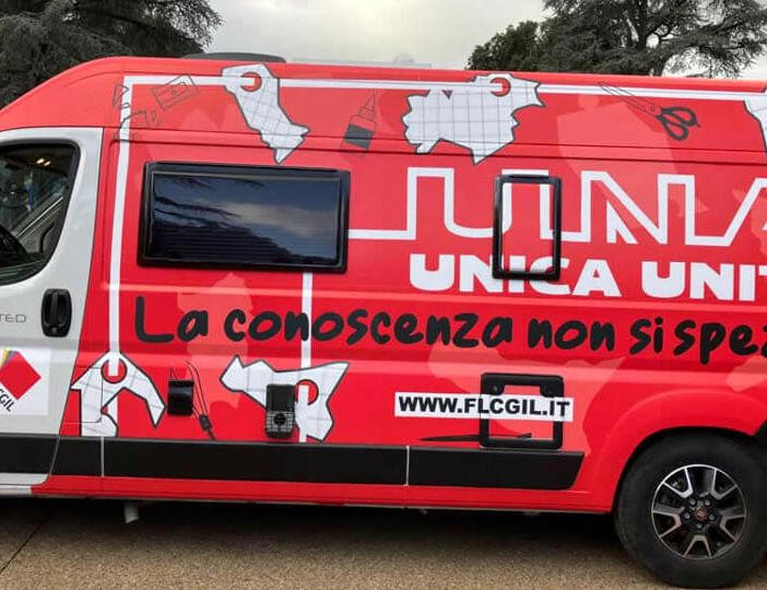 Il camper che sta girando l'Italia (Foto Cgil)