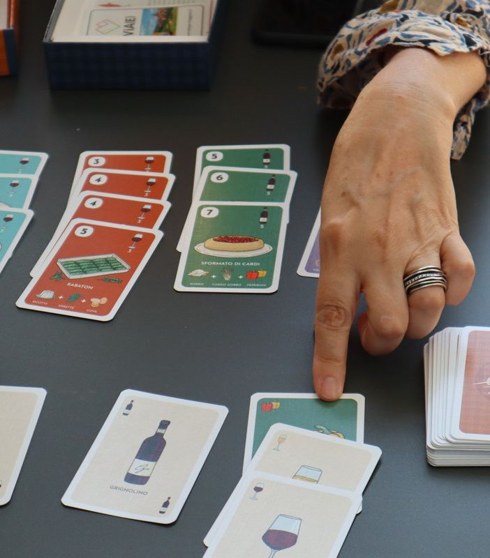 Il gioco dell'estate parla di vino, cibo e territorio. 110 carte, un 'fagotto' e un 'tirabosson'