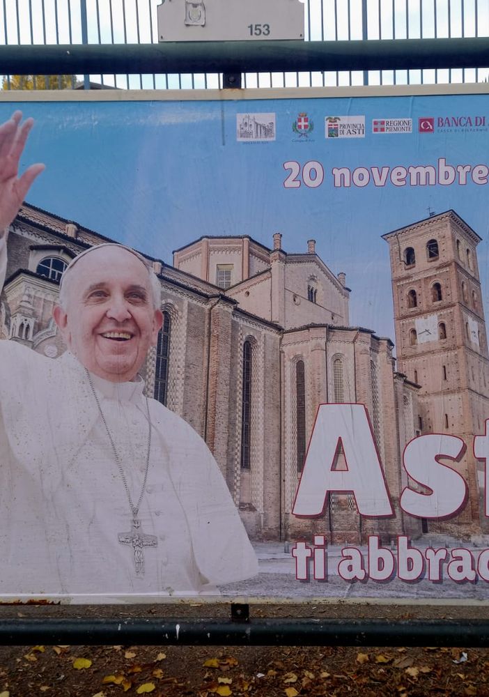 Conto alla rovescia per l'arrivo di Papa Francesco: comparsi i primi cartelloni ad Asti