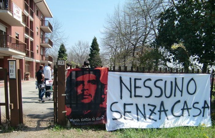 Asti, diritto alla casa, cartello