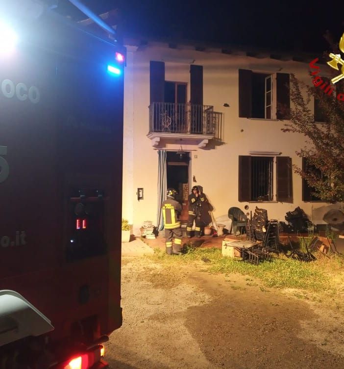 Incendio a Rocca d'Arazzo. In fiamme la stanza di una casa, i vigili del fuoco hanno evitato gravi conseguenze