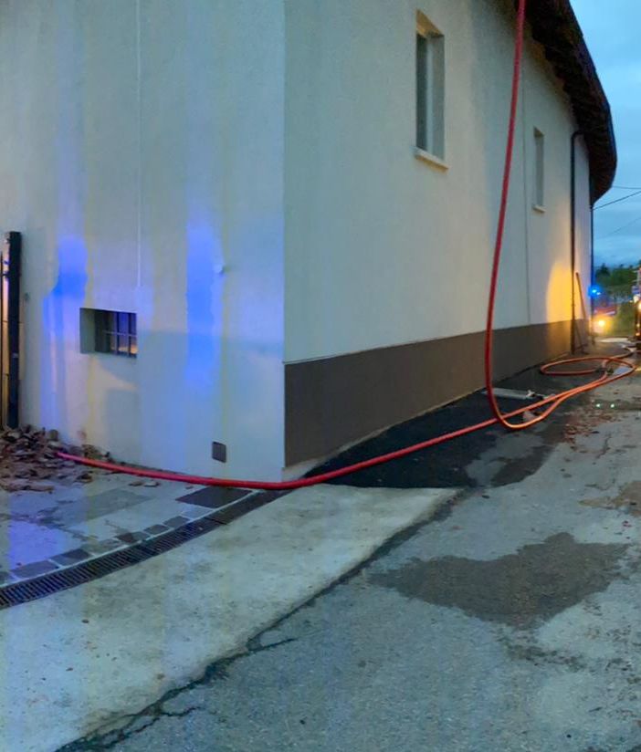 Impegnati fino alle due di notte i vigili del fuoco per fronteggiare il violento incendio a Costigliole d'Asti [FOTO E VIDEO]