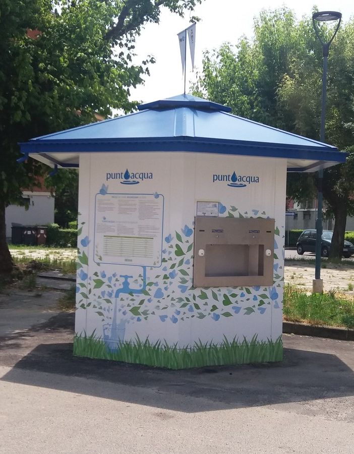 Una delle casette dell'acqua installate in città (immagine d'archivio)