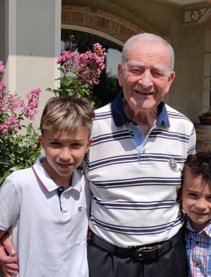 Gianni Cavarino con i nipotini (foto autorizzata e donata dalla famiglia)