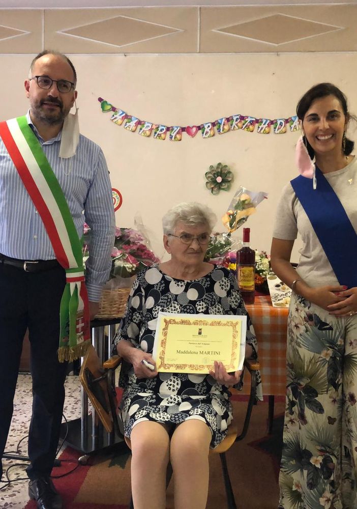 La neocentenaria Maddalena, con la vicepresidente della Provincia, Francesca Ragusa e il sindaco Maurizio Rasero