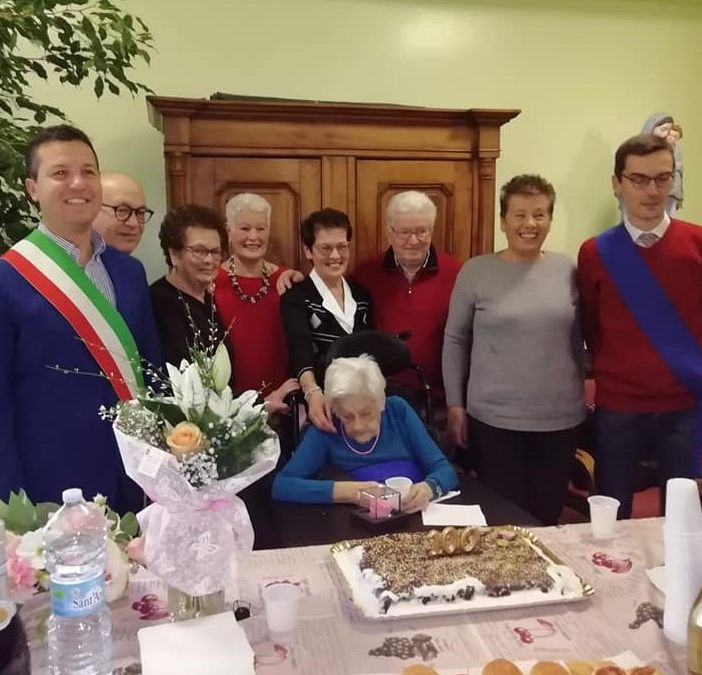 Noemi attorniata dai suoi familiari con il sindaco e il presidente della Provincia