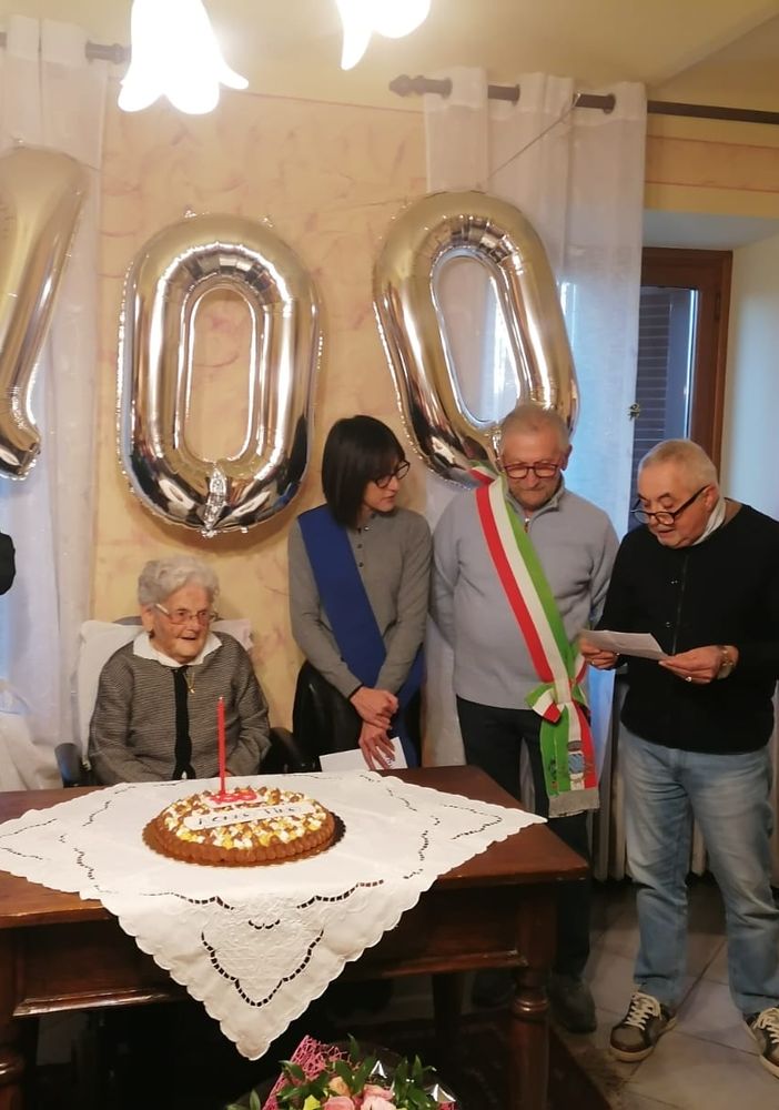 Festa a Costigliole per i 100 anni di Costantina Giberti, Patriarca dell'Astigiano