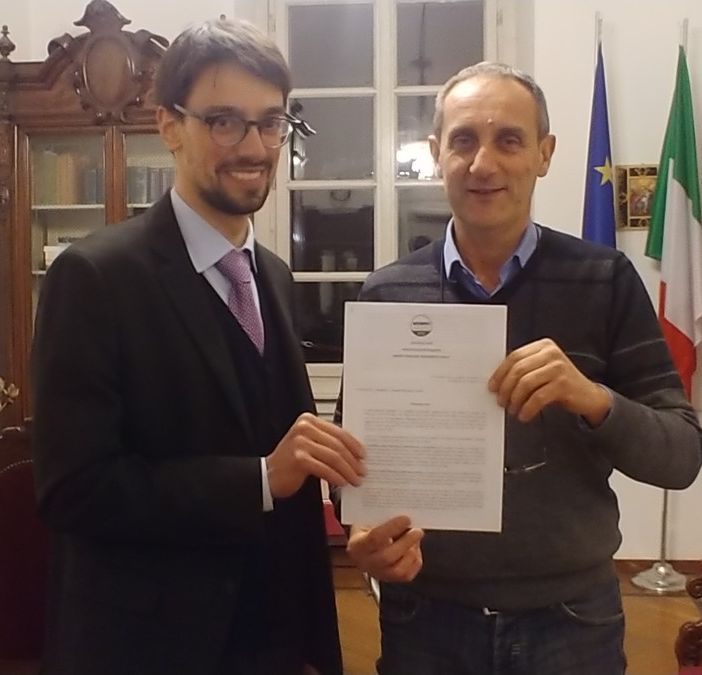 Cerruti consegna la mozione al presidente del Consiglio comunale, Federico Garrone