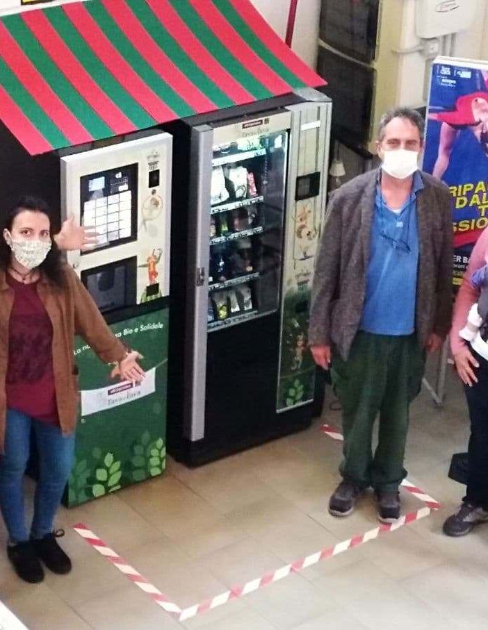 Rinnovata la sinergia tra la Cooperativa Rava e Fava e la Chapitombolo Academy, a un anno dall'installazione del primo distributore 100% bio