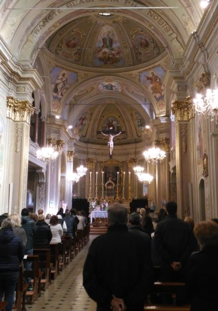 La chiesa di San Biagio di Castelnuovo Belbo torna a splendere con nuovi lampadari