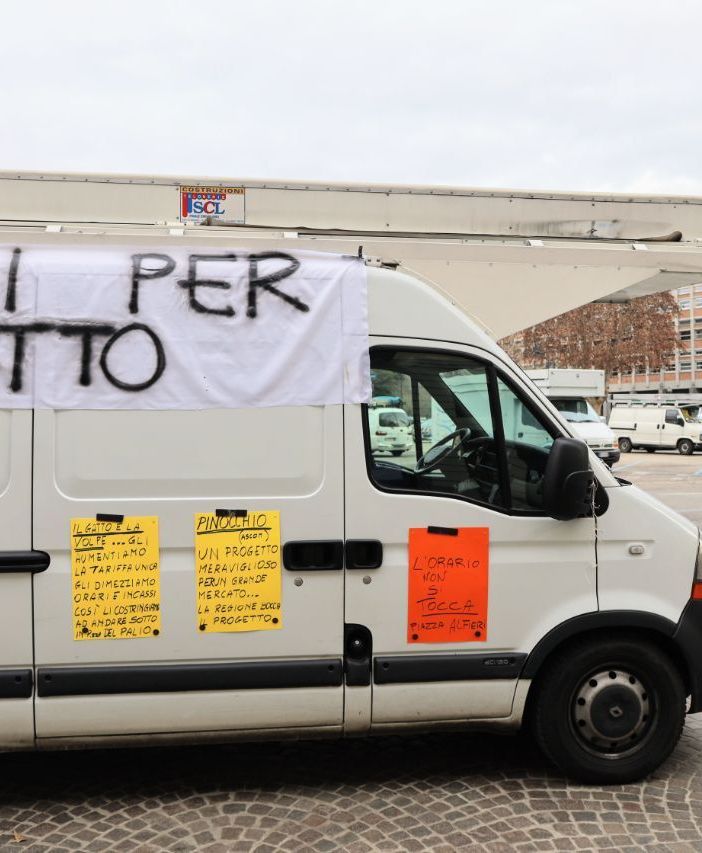 Il mercato di Asti torna &quot;in piazza&quot; con una nuova protesta: &quot;Perché tutta questa fretta di mandarci via?&quot;