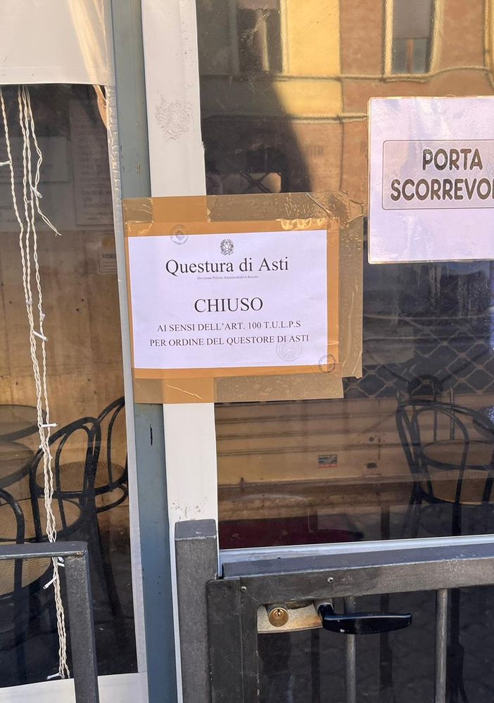 Le immagini, forniteci dal titolare, che documentano la chiusura del bar e le vetrate sfasciate