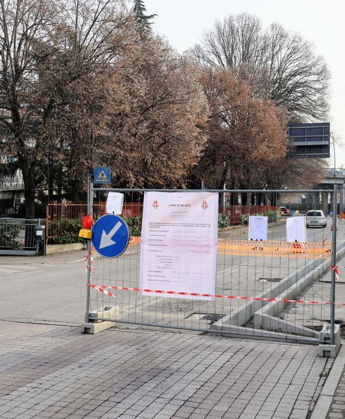 Il cantiere di realizzazione della pista ciclabile in corso Gramsci