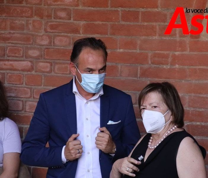 Il presidente Cirio con Mariangela Cotto durante la consegna del certificato