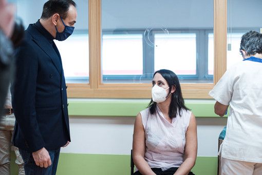 Alberto Cirio assiste a una vaccinazione anti-Covid