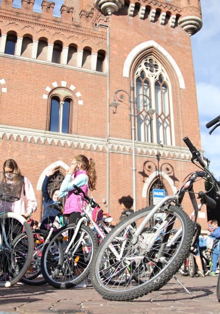 Asti, in una giornata senza auto, bici in piazza Roma