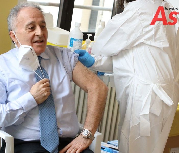 Il presidente Ordine dei Medici di Asti, Claudio Lucia tra i primi vaccinati ad Asti