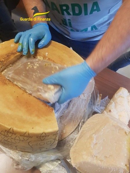 Cocaina nascosta nelle forme di parmigiano e sequestrata