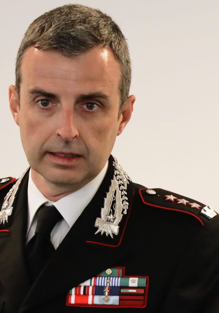 Il Colonnello Breda e il Prefetto Ventrice ritratti, in occasione della Festa della Repubblica, mentre passano in rassegna il Picchetto d'Onore. Alle loro spalle il tenente Iandiorio, anch'esso al commiato astigiano