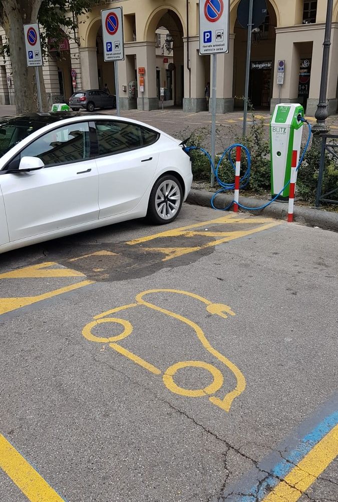 Posizionate colonnine di ricarica per auto elettriche nelle principali piazze di Asti