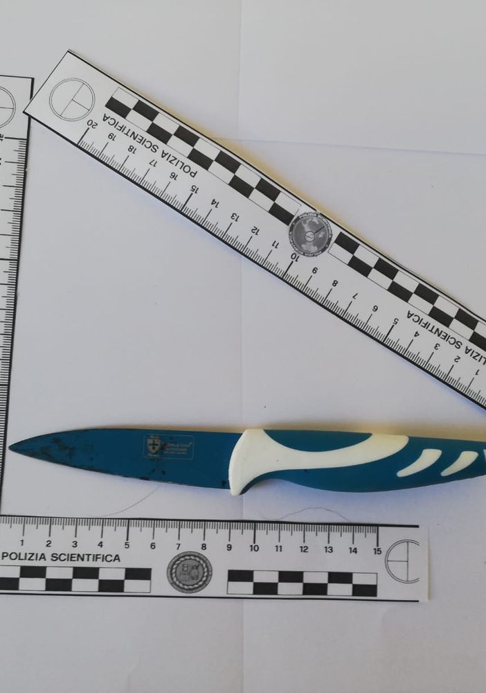 Accoltella al collo il marito, a Valle Benedetta, durante una lite. La polizia arresta 56enne  per tentato omicidio