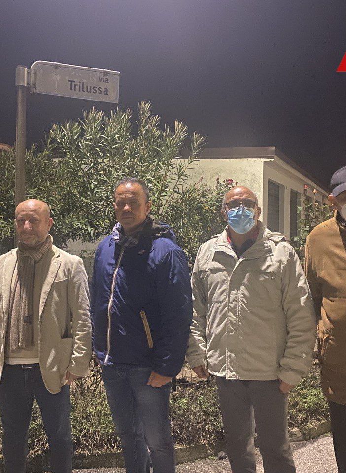 Il comitato, fuori dalla sede di via Trilussa