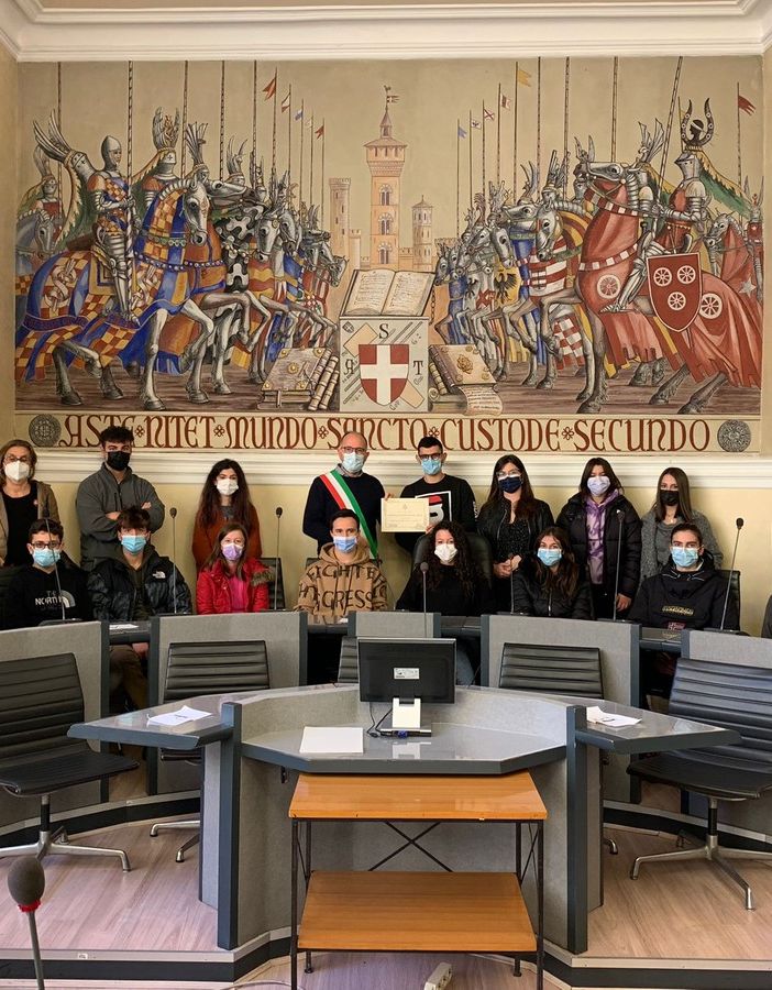 Le classi partecipanti ritratte, con sindaco e assessore Pietragalla, nella sala consiliare del Municipio di Asti