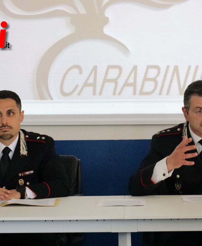 Nella foto, da sinistra, il tenente Armando Laviola (comandante del Nucleo Investigativo) e il colonnello Vittorio Balbo (comandante Reparto Operativo) - Galleria fotografica Merfephoto Nella foto, da sinistra, il tenente Armando Laviola (comandante del Nucleo Investigativo) e il colonnello Vittorio Balbo (comandante Reparto Operativo) - Galleria fotografica Merfephoto