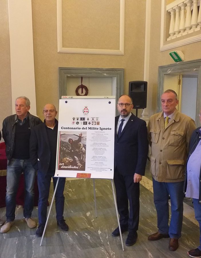 Nella foto, a partire da sinistra: Daniele Zanetti dell'Associazione Paracadutisti, il giornalista Vanni Cornero, l'assessore Gianfranco Imerito, il sindaco Maurizio Rasero, il presidente dell'Istituto del Nastro Azzurro Marco Montagnani e Dogliano Penso dell'Associazione Artiglieri