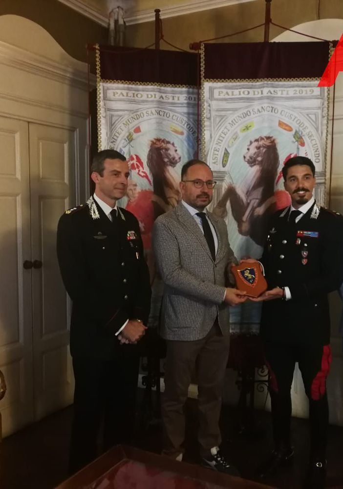La consegna del Crest al sindaco Rasero. Ten Col. Breda, Rasero, Ten Cataldo, Boccia