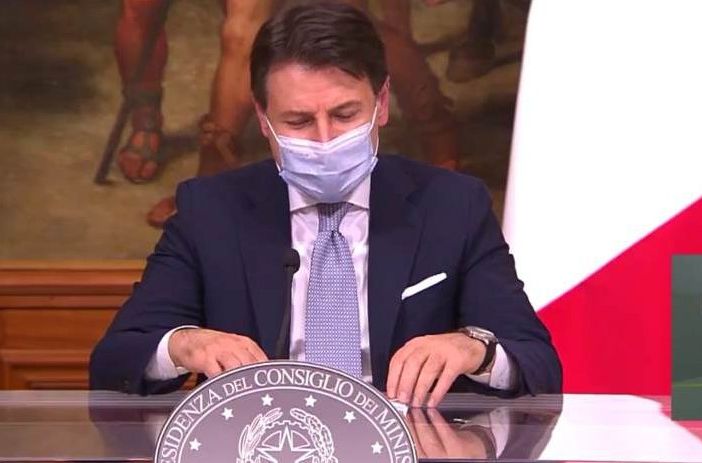 Il Piemonte è zona rossa. Da venerdì al via le restrizioni, chiusi i negozi e anche i centri estetici, ma aperti i parrucchieri