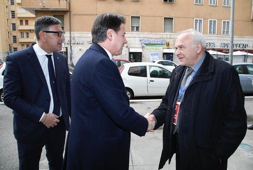 A destra, Bruno Scanferla mentre incontra l'ex premier Giuseppe Conte (foto dal profilo facebook di Cna Piemonte)