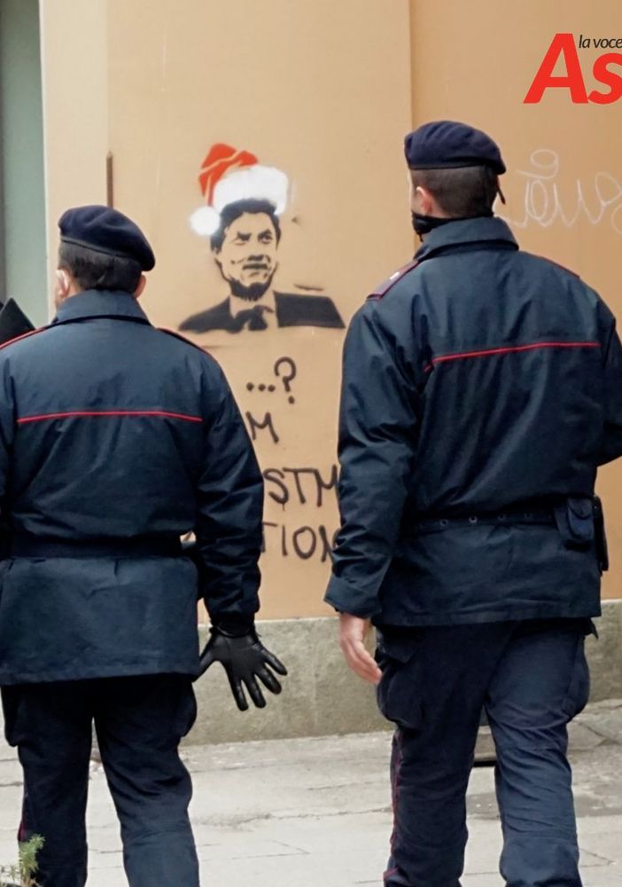 Asti, corso Alfieri, controlli, graffito con Giuseppe Conte