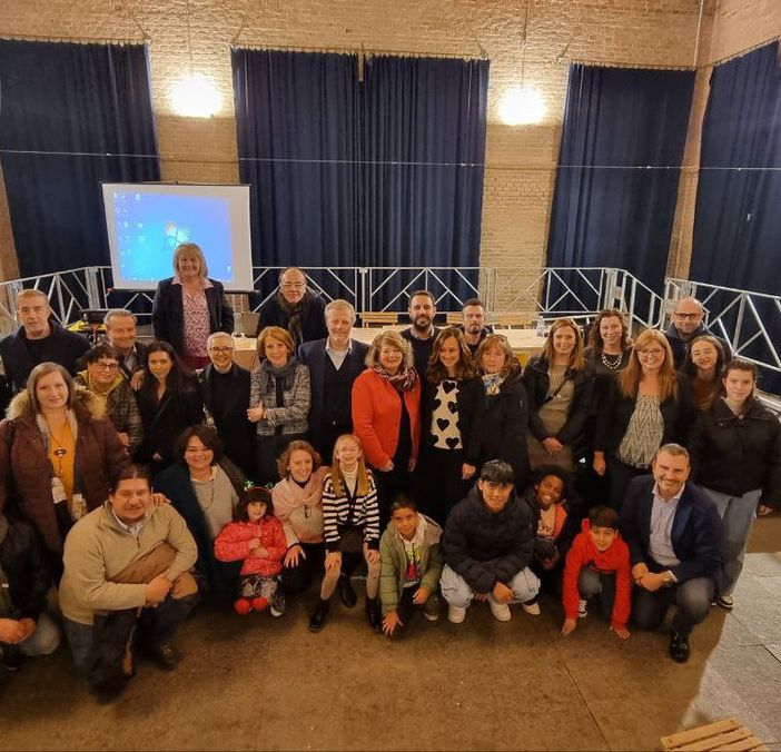 Le famiglie adottive di F.A.T.A. con il direttore del CISA, Giuseppe Occhiogrosso, l'assistente sociale Concetta Magnano  e le assistenti sociali dell'area minori