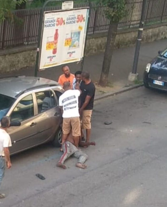 Ancora degrado in Corso Matteotti: calci e pugni in mezzo alla strada [FOTO E VIDEO]