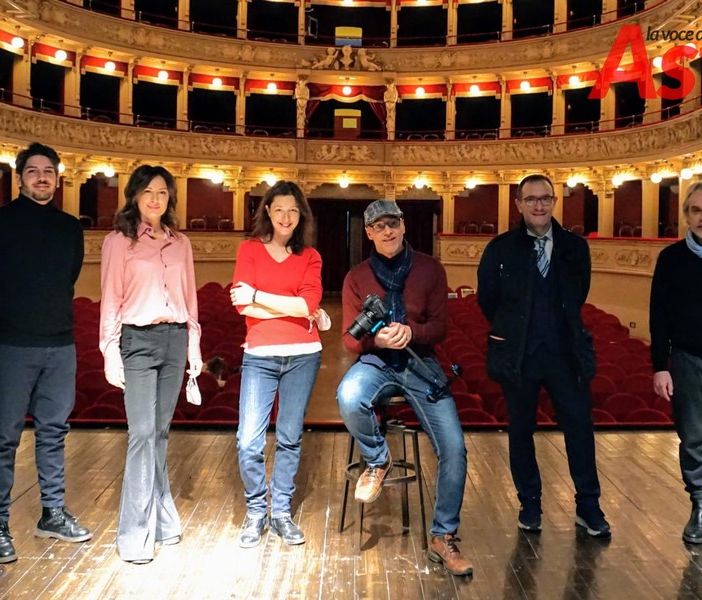 Attori astigiani a favore del commercio locale all'interno del Teatro Alfieri